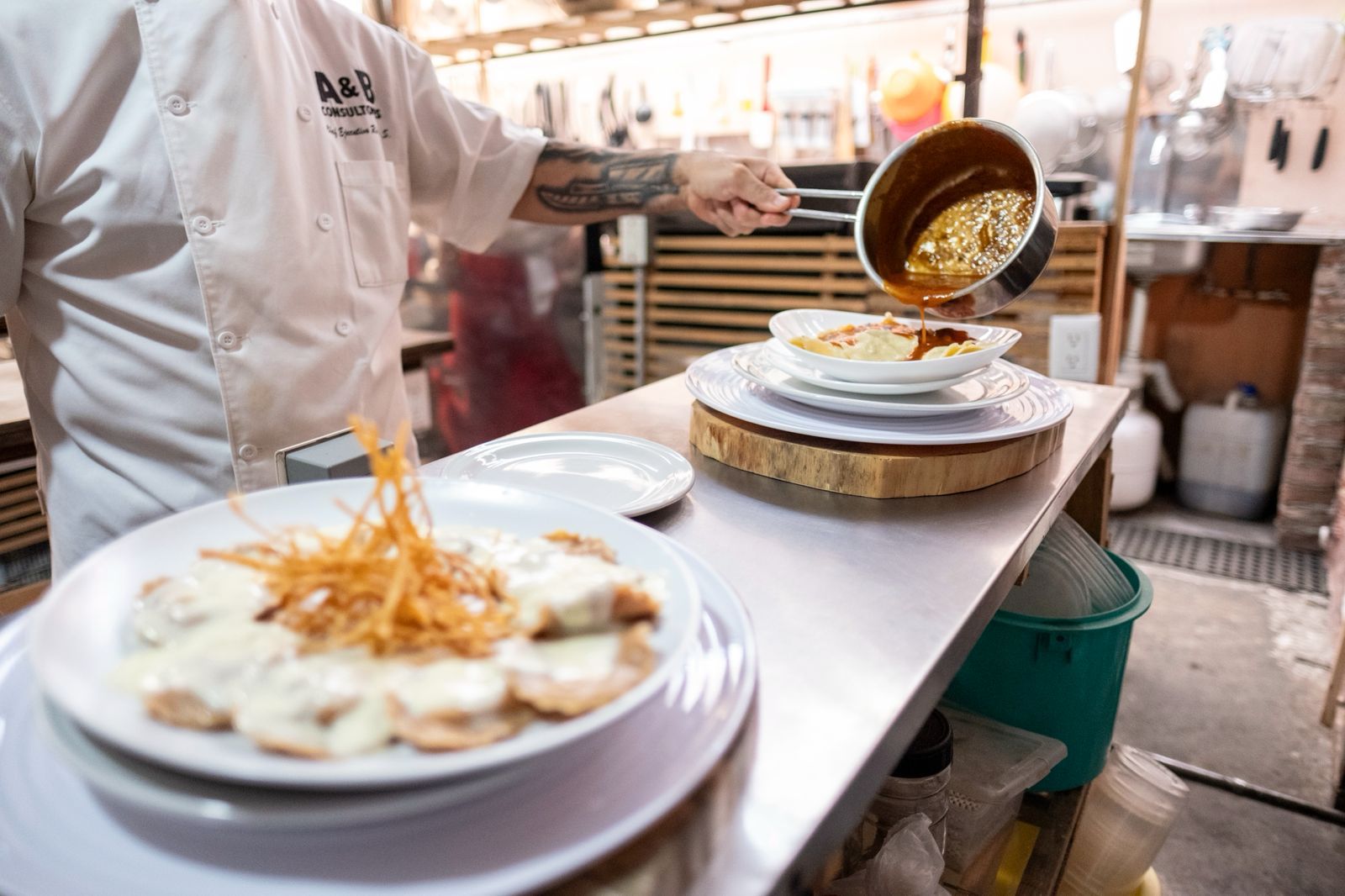 Chef trabajando en una cocina profesional